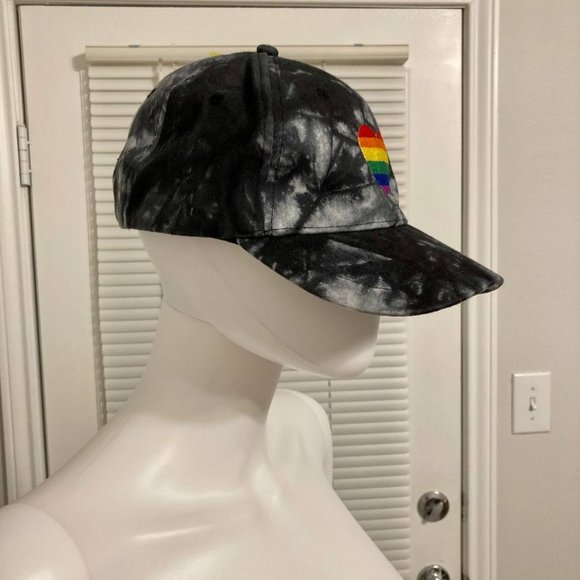 Sally Hansen LGBT rainbow heart hat - Picture 2 of 5